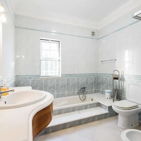 Villa Marcos Mendes Sleeps 6 Air Con Wifi *